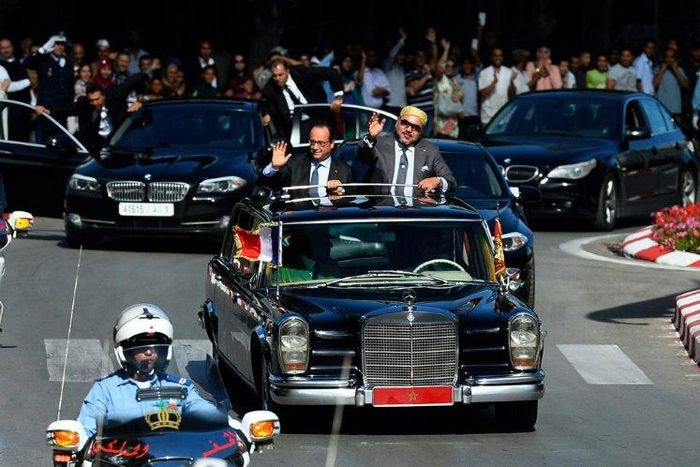 In this archive picture, Morocco's King Mohammed VI (right) and French President Francois Hollande wave to the crowds from their car on September 19, 2015 in the Moroccan port city of Tangier AFP PHOTO / POOL / ALAIN JOCARD
