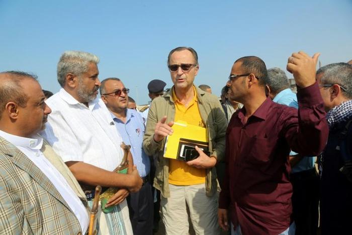 Retired Dutch General Patrick Cammaert (C) arrives at the Yemeni port of Hodeida on December 29, 2018 to head a United Nations mission to monitor a ceasefire