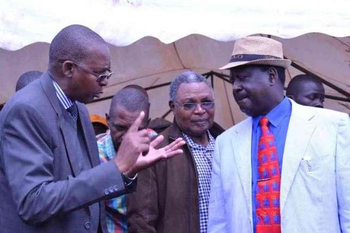 Taita Taveta governor John Mruttu explains a point to Cord leader Raila Odinga as Wundanyi MP Thomas Mwadeghu.