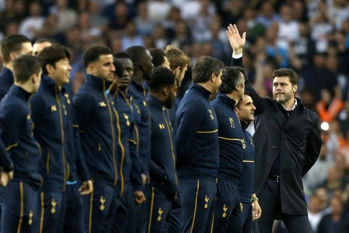 Tottenham Hotspur's head coach Mauricio Pochettino (R) waves to the crowd as the team members stand on the field during the closing ceremony at White Hart Lane in London, on May 14, 2017