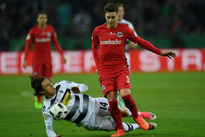 Frankfurt's on loan Uruguayan defender Guillermo Varela will return to Manchester United after the German club took a dim view of him getting a tattoo, which became infected