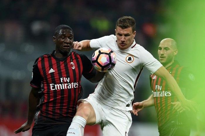 AS Roma's forward Edin Dzeko (C) vies with AC Milan's defender Cristian Zapata during the Italian Serie A football match AC Milan vs AS Roma at the San Siro stadium in Milan on May 7, 2017