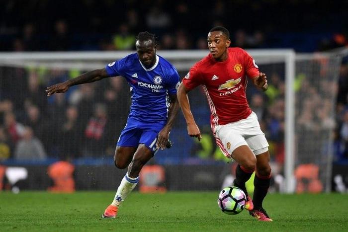 Manchester United's striker Anthony Martial (R) takes on Chelsea's midfielder Victor Moses (L) during the English Premier League football match October 23, 2016