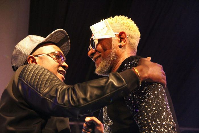 Steve Mbogo Gives Awilo some money