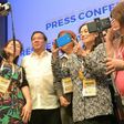 Philippines' President Rodrigo Duterte (2nd L) poses for selfie with journalists at the end of Association of Souteast Asian Nations (ASEAN) leaders' summit in Manila