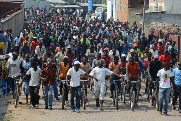 People demonstrate outside the office of the United Nations Human Rights Commissioner in Bujumbura on September 24, 2016, against a report by investigators tasked by the UN with probing rights abuses in Burundi