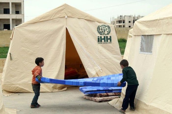 Tents being prepared for evacuees from the opposition-controlled town of Zabadani, northwest of the capital Damascus, on April 12, 2017