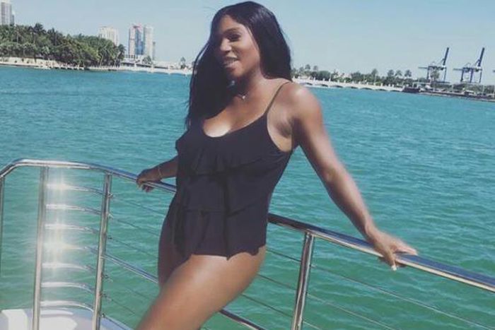 Serena Williams flaunts baby bump