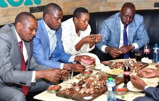 File image Ndindi Nyoro (Second Left) sharing a meal with Kimani Ichungwah (R) Sabina Chege and DP William Ruto