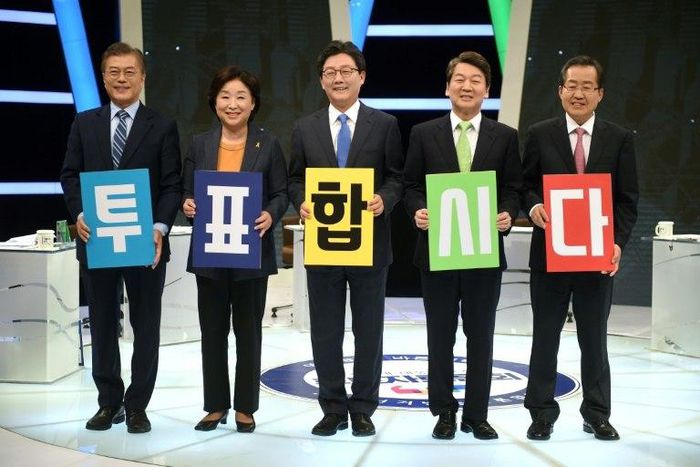 (L-R) South Korean presidential candidates Moon Jae-In of the Democratic Party of Korea, Sim Sang-Jung of the Justice Party, Yoo Seung-Min of the Bareun Party, Ahn Cheol-Soo of the People's Party, Hong Joon-Pyo of the Liberty Korea Party pose before a ...