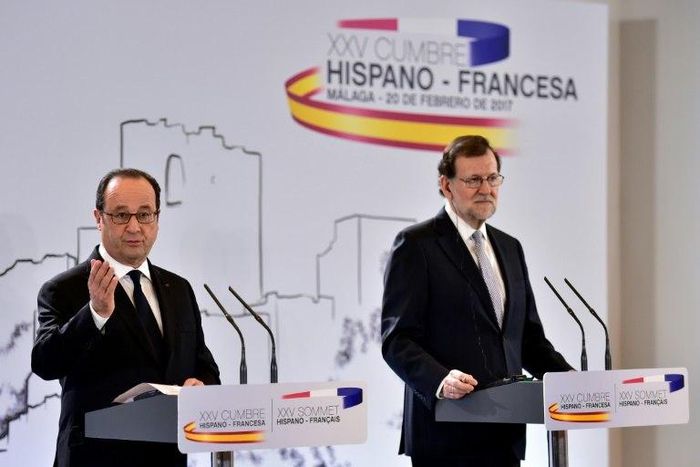 Spanish Prime Minister Mariano Rajoy (R) and French President Francois Hollande give a joint press conference at the Centre Pompidou during a Spanish-Franco summit in Malaga, on February 20, 2017