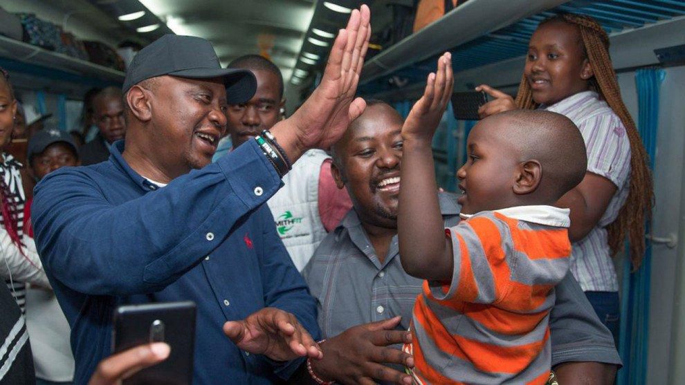 President Uhuru Kenyatta interrcts with commuters on the SGR train on 23 Dec 2018