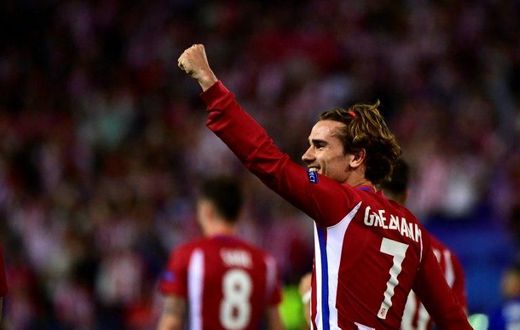Atletico Madrid's forward Antoine Griezmann celebrates a penalty goal during the UEFA Champions League quarter final first leg football match against Leicester City April 12, 2017