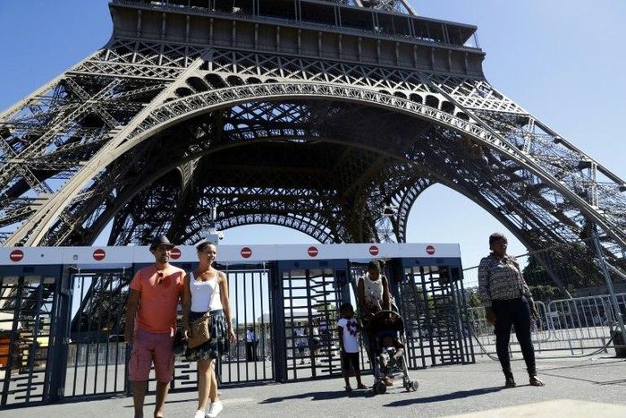 A glass wall will replace metal fences around the Eiffel Tower