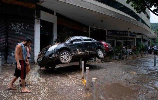 Severe weather hits south, killing two children