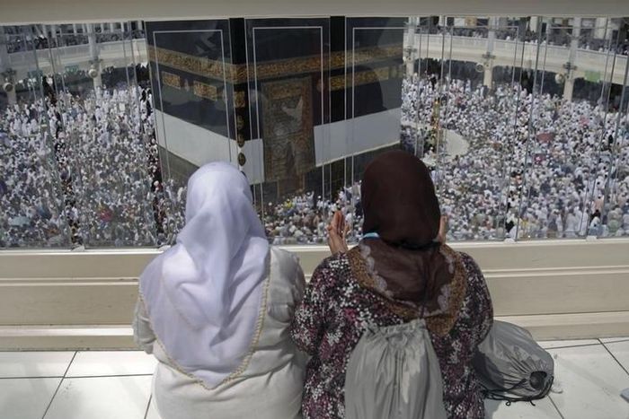 Muslim pilgrims pray around the holy Kaaba at the Grand Mosque ahead of the annual haj pilgrimage in Mecca September 21, 2015.  REUTERS/Ahmad Masood