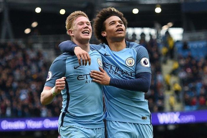 Manchester City's Kevin De Bruyne (L) celebrates after scoring a goal during their English Premier League match against Crystal Palace, at the Etihad Stadium in Manchester, on May 6, 2017
