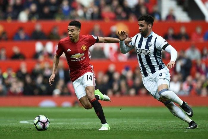 Manchester United's Jesse Lingard (L) has signed a new contract with the team, which will reportedly see him getting paid £100,000 per week