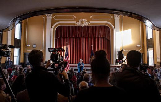 The Peril in Warren's Fundraising Gamble