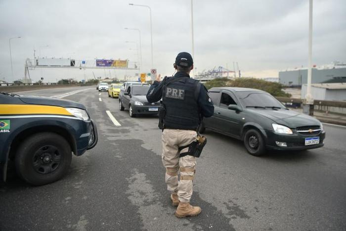 A police officer near an area where a gunman seized a bus and took 16 hostages in Rio de Janeiro, an ordeal that ended hours later when police shot and killed the hijacker