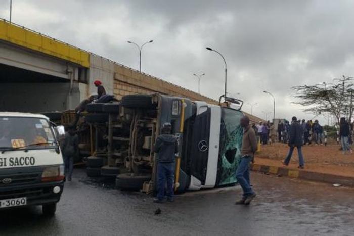 Stampede, chaos as beer truck overturns at Roysambu along Thika Superhighway