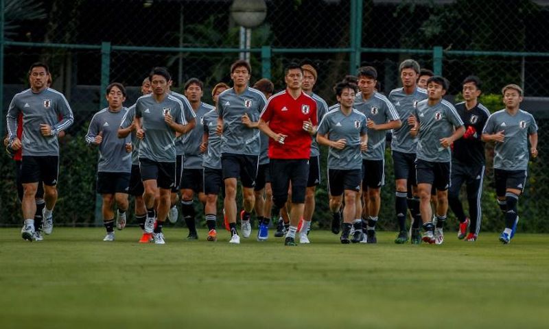 Eiji Kawashima (center, in red) is the elder statesman in a young Japanese squad making its second appearance as guests at the Copa America