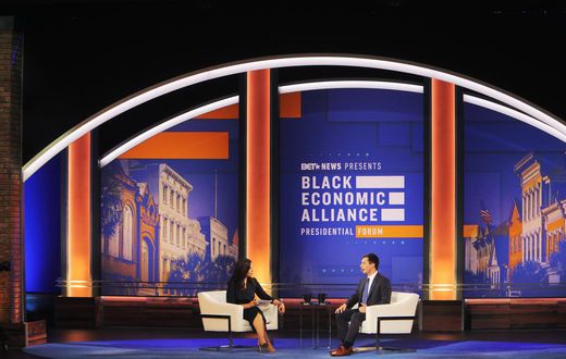 Democratic Candidates Vow to Close Wealth Gap
