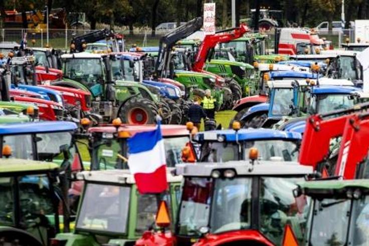 The tailbacks caused by the tractors were a total of 1,136 kilometres (705 miles) long