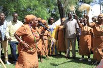 Former PM Raila Odinga at his Opoda home with Kikuyu traditional dancers (Twitter)
