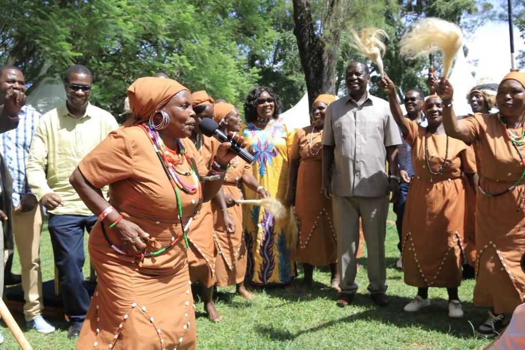 Former PM Raila Odinga at his Opoda home with Kikuyu traditional dancers (Twitter)