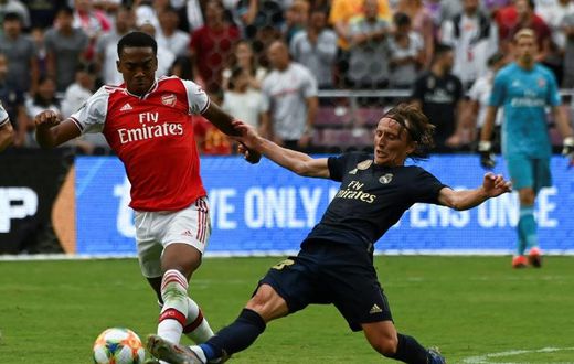 Arsenal midfielder Joe Willock has signed a new contract