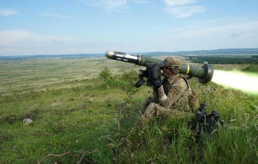 A US soldier fires a Javelin anti-tank missile -- the US State Department has approved the sale of 150 of the missiles and 10 launch units to Ukraine