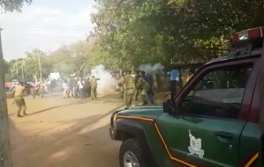 Chaos breaks out at Kisumu County Assembly, police lob teargas at rowdy supporters of Speaker Onyango Oloo