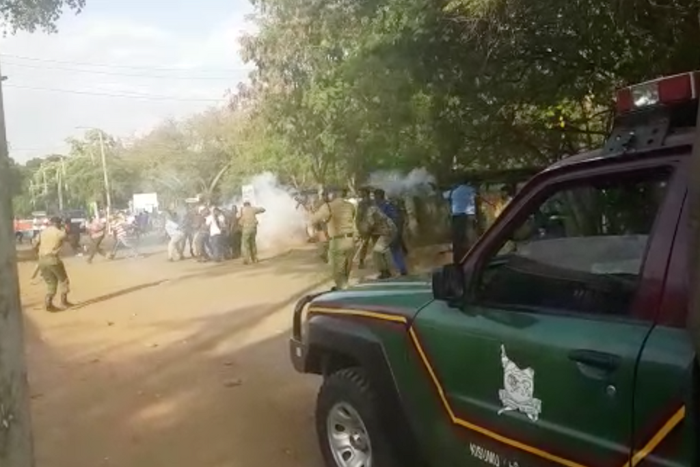 Chaos breaks out at Kisumu County Assembly, police lob teargas at rowdy supporters of Speaker Onyango Oloo