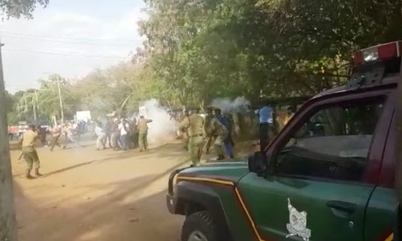 Chaos breaks out at Kisumu County Assembly, police lob teargas at rowdy supporters of Speaker Onyango Oloo