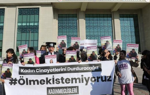 Women's rights activists gathered outside the courthouse, with a large banner reading "we don't want to die"