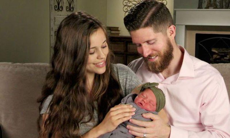 Jessa Duggar Gives Birth On Couch In New Video