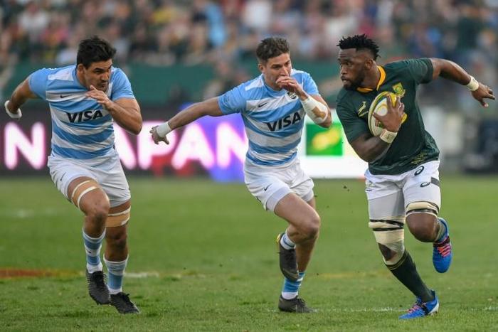 South Africa skipper Siya Kolisi (R) outpaces two Argentines during a Rugby World Cup warm-up match in Pretoria last month