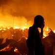 A man sobs during past attempts to put out a fire in one of Kenya's Nairobi slums (Twitter)