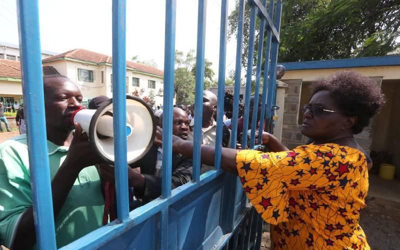 Chaos in Kisumu after MCAs barred Kisumu Speaker Onyango Oloo from accessing county assembly chambers