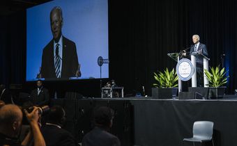 Why the 2020 Democrats Still Aren't Talking About Impeachment