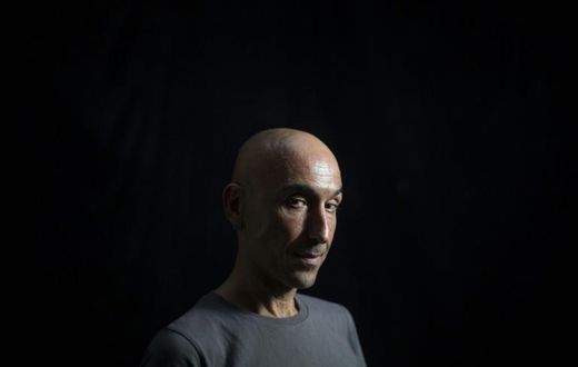 Artur Ribeiro, director of the French-Brazilian theater company Dos a Deux, said his show "Gritos" was canceled in Brasilia