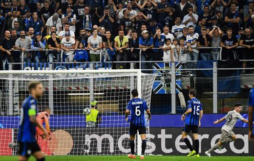 Manor Solomon (R) wheels away in celebration after scoring the winning goal for Shakhtar Donetsk against Atalanta in Milan