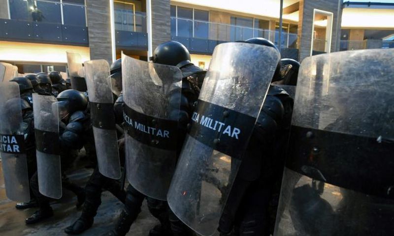 Police clash with protesters demanding the resignation of Honduran President Juan Orlando Hernandez