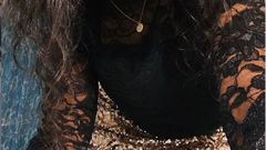 I don’t have a flat tummy and I don’t care – Avril