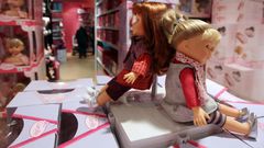 Des poupées dans un magasin parisien, le 30 novembre 2011