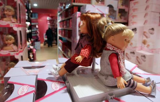 Des poupées dans un magasin parisien, le 30 novembre 2011