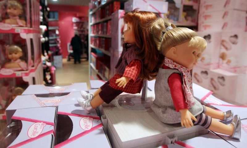 Des poupées dans un magasin parisien, le 30 novembre 2011