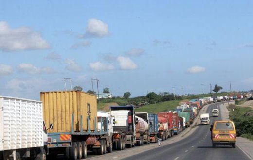 Busy Nakuru Nairobi highway shutdown at Pipeline area over leaking fuel tanker