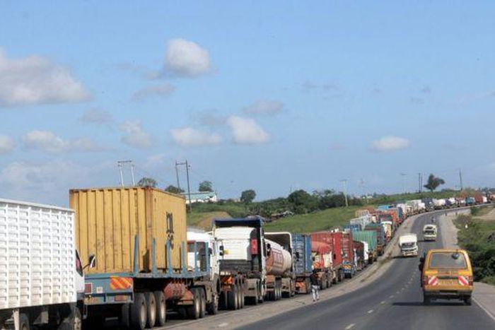 Busy Nakuru Nairobi highway shutdown at Pipeline area over leaking fuel tanker